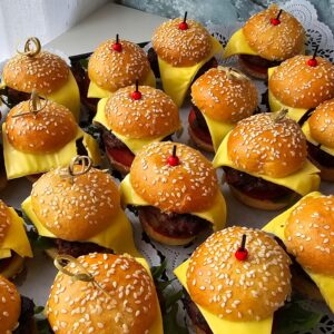 Burger-salaküttide Meisterpakett – pidulik peolaud mini-burgerite, sünnipäevasalati, frititud suupistete, marja- ja juurviljavaagna ning kaunistatud tordiga.
