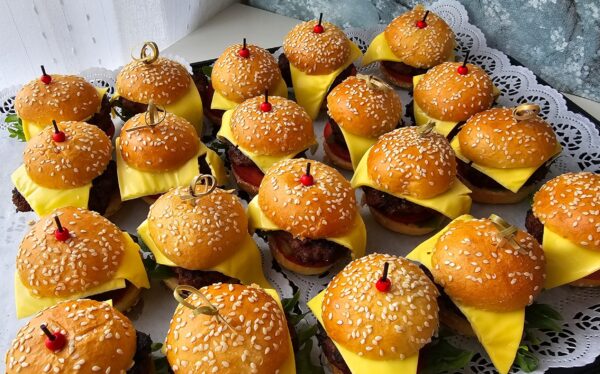 Burger-salaküttide Meisterpakett – pidulik peolaud mini-burgerite, sünnipäevasalati, frititud suupistete, marja- ja juurviljavaagna ning kaunistatud tordiga.